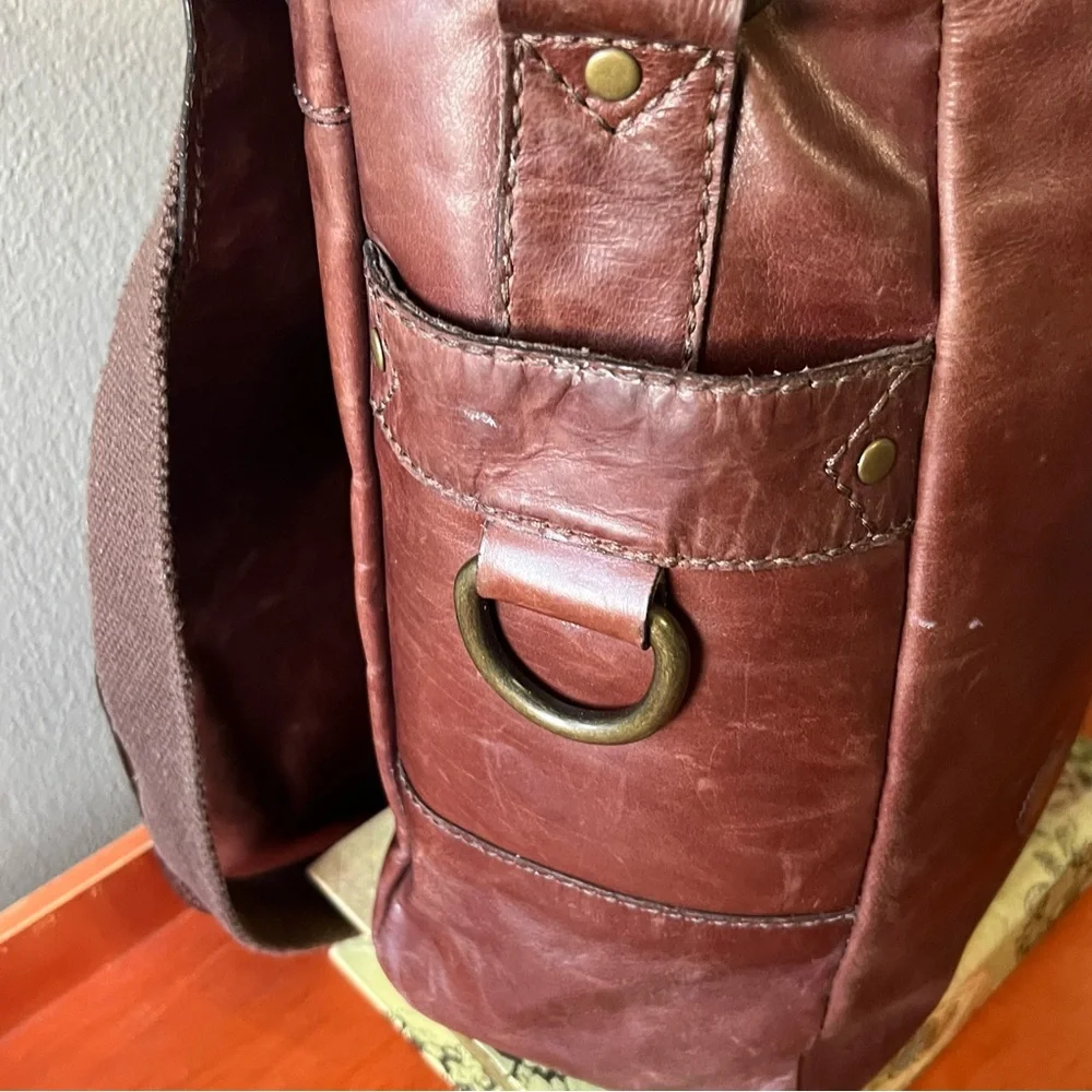 Fossil Distressed Brown Leather Messenger/Laptop Crossbody Bag Great Condition